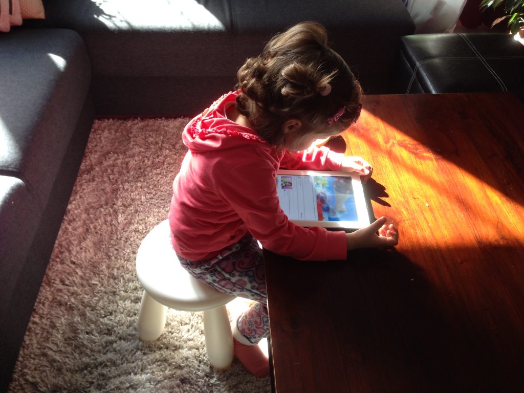 Lily met de iPad, spelen met smartphones en tablets