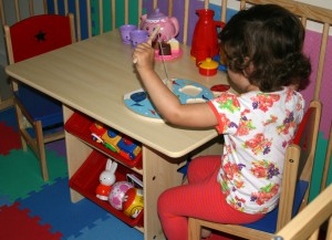 Spelen met de puzzel, ikenik, kindermeubels en educatief speelgoed